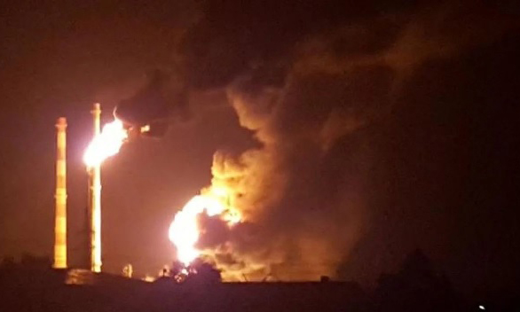 Ataque con drones provoca incendio en refinería rusa