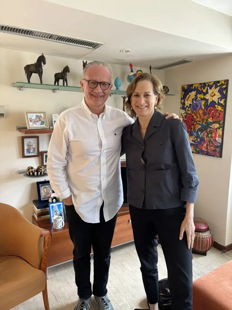 Anne Applebaum visita Caracas y se reúne con Perkins Rocha
