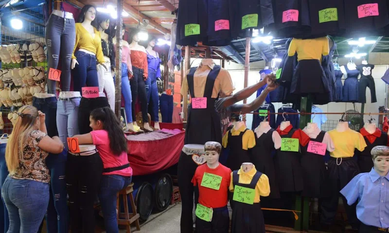 Más de $ 10 puede costar un uniforme escolar en Maracaibo
