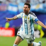 Messi firma triplete en el debut de Argentina y entra en la historia de los mundiales