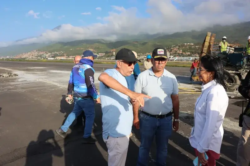Delcy Rodríguez inspecciona rehabilitación de pista del Aeropuerto