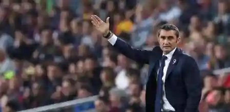 El técnico del FC Barcelona, Ernesto Valverde, durante el encuentro correspondiente a la novena jornada