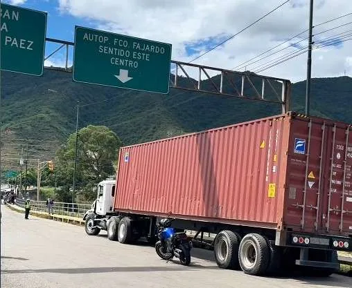 Choque de gandola deja dos muertos y 16 heridos en La Yaguara