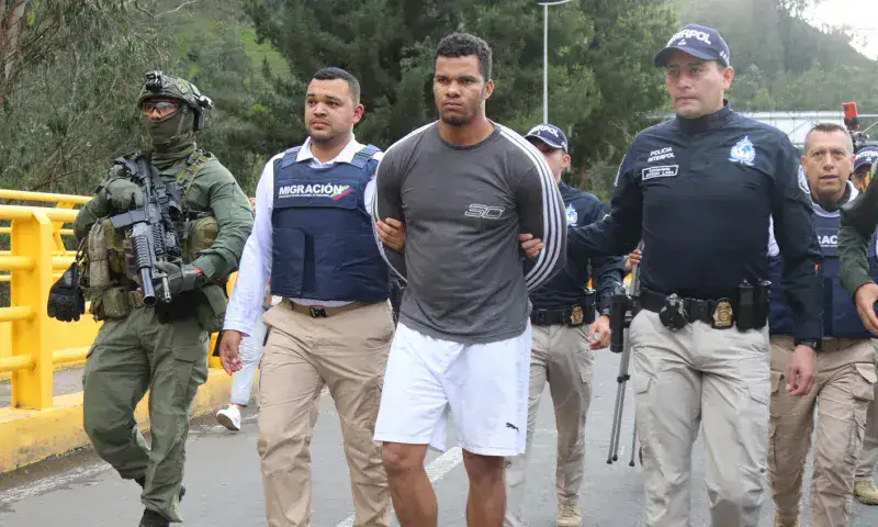 Ecuador entrega a Colombia a "Comandante Gringo", líder de una disidencia de las Farc