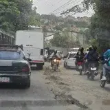 Vecinos de El Junquito reparan carretera principal con escombros