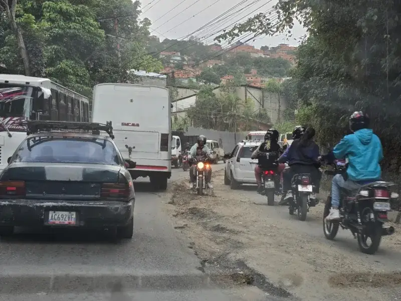 Vecinos de El Junquito reparan carretera principal con escombros