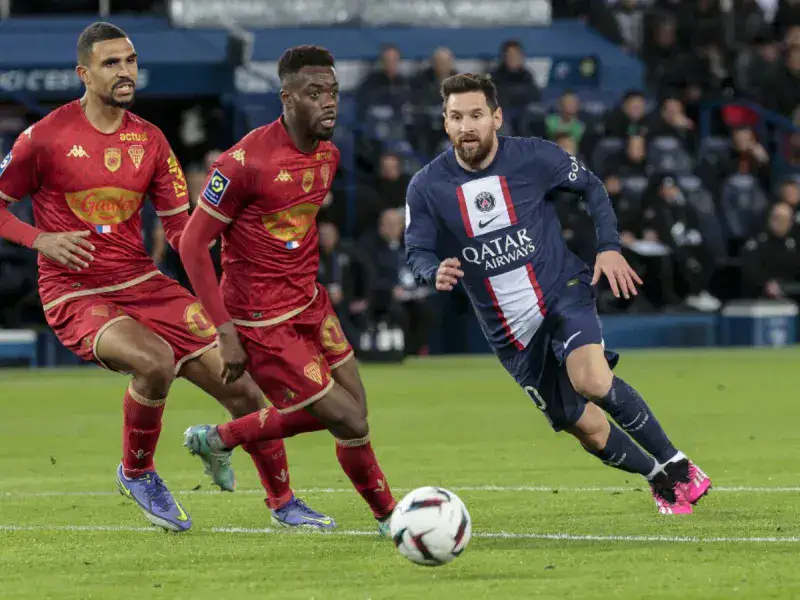 Hinchas del PSG exigen la salida de Messi