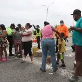 Vecinos de Caraballeda cerraron la vía principal para pedir reubicación tras el sismo