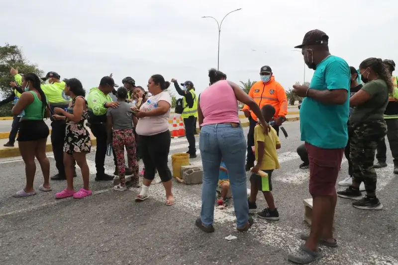 Vecinos de Caraballeda cerraron la vía principal para pedir reubicación tras el sismo