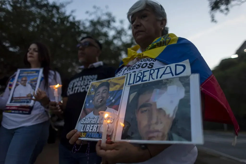 Familiares de presos políticos alzan una mesa por sus vidas