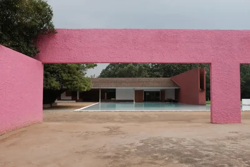 Luis Barragán y la pintura como estrategia para enfriar casas sin aire acondicionado
