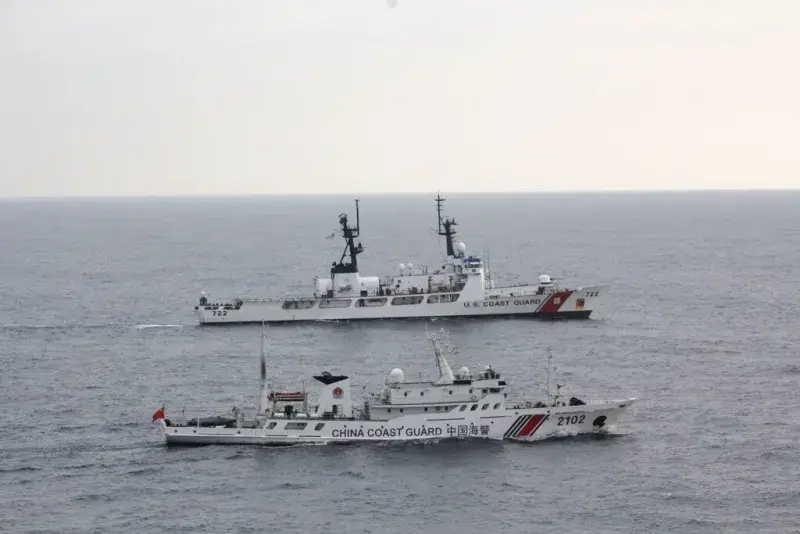 China despliega cinco destructores diarios para aislar