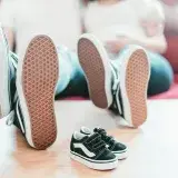 Heredar zapatos puede dañar la marcha infantil, advierten