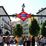 La venta ilegal de comida en estaciones del metro de Madrid gana terreno y enciende alarmas por salud pública