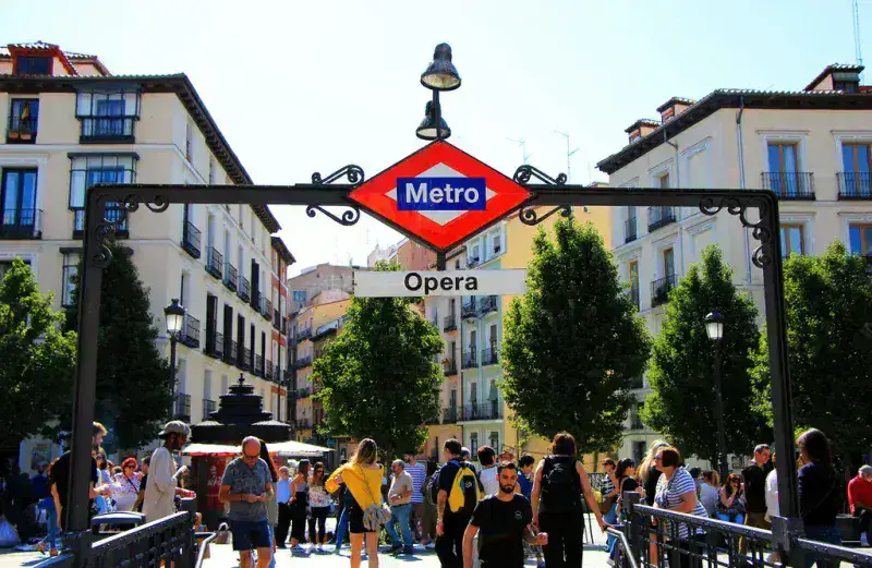 La venta ilegal de comida en estaciones del metro de Madrid gana terreno y enciende alarmas por salud pública