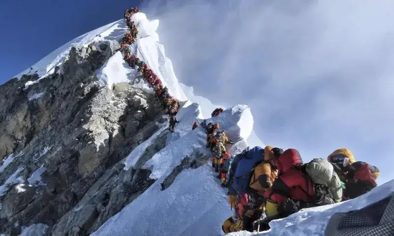 El calor humano y la orina aceleran el deshielo en el Everest