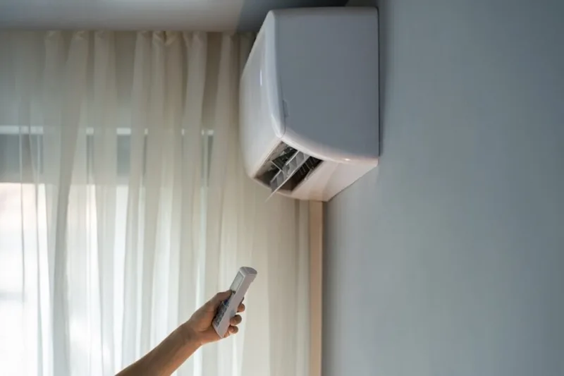 Dormir con aire acondicionado: el error más común es bajarlo demasiado y dejarlo toda la noche