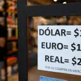 Argentina devalúa 50 % su moneda y anuncia paquete de "urgencia"