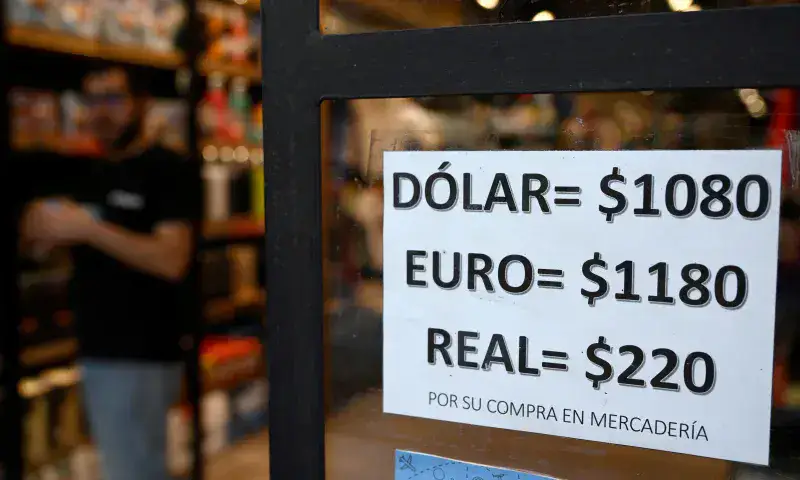 Argentina devalúa 50 % su moneda y anuncia paquete de "urgencia"