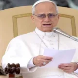 Papa León XIV advierte a jóvenes sobre la dependencia del teléfono móvil