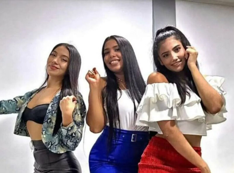 
				Las contrataron para cantar y aparecieron enterradas cerca de un río en Ecuador			