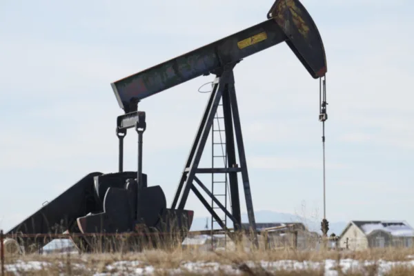 Brent y WTI saltan tras el fin de la tregua con Irán