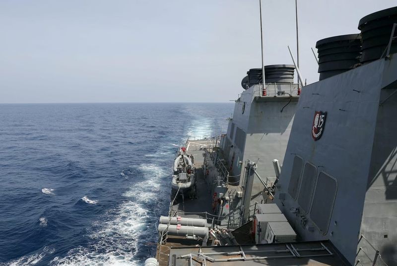 Buque militar de EE. UU. navega en el estrecho de Taiwán
