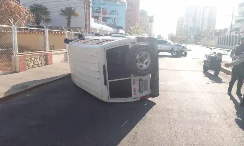 Alcalde de Mara sale ileso tras vuelco de su camioneta en 5 de Julio