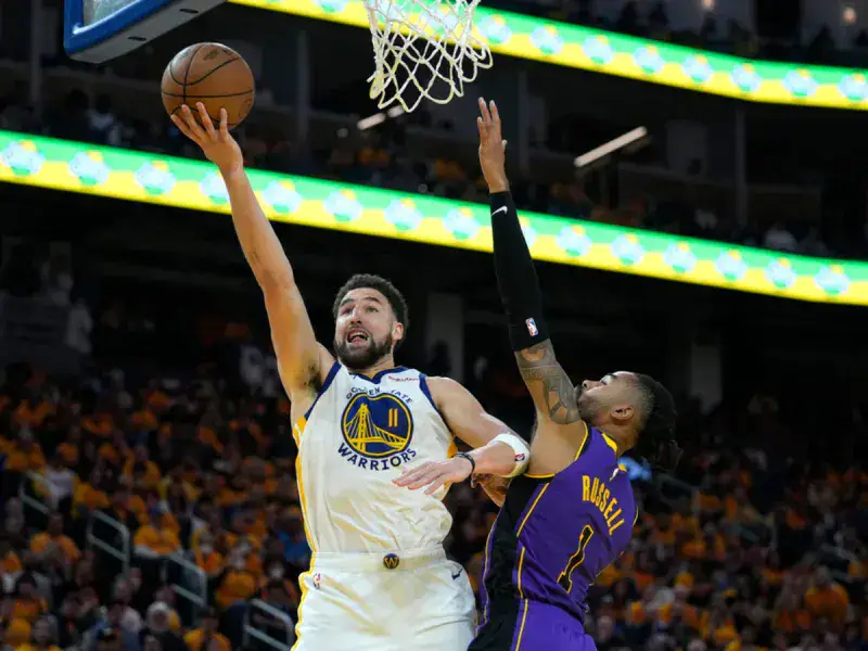 Golden State le complica la semifinal a Lakers