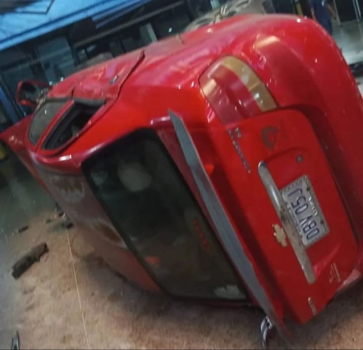 Por fallas mecánicas un carro cayó al sótano del C.C. Parque Aragua