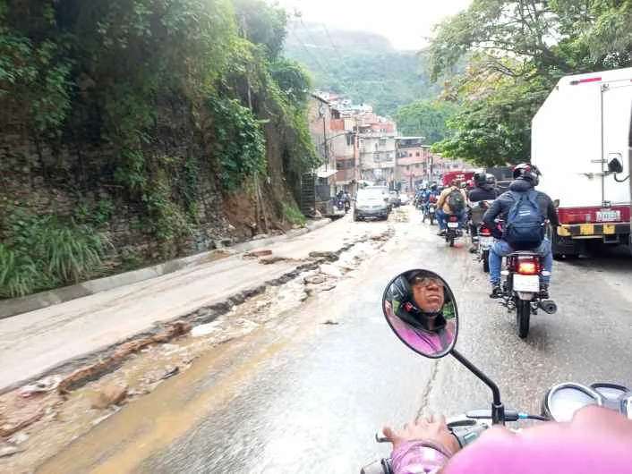 Lluvias y zanjas inconclusas agravan el caos en El Junquito