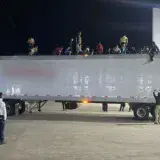Agentes hallan a 139 migrantes en caja de tráiler en el norte de México