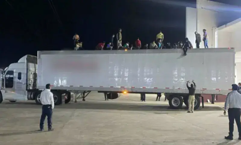 Agentes hallan a 139 migrantes en caja de tráiler en el norte de México