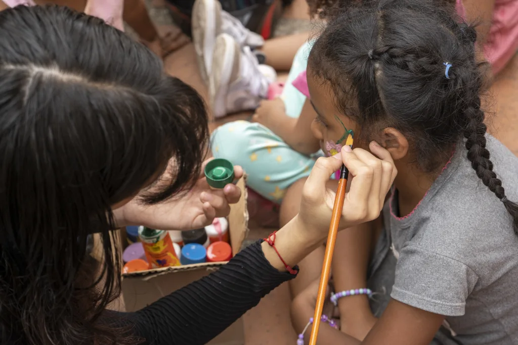 Arte y juego alivian a niños tras terremotos en Caracas