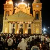Feligreses de Maracaibo oran por víctimas del sismo en una vigilia en la Basílica de Chiquinquirá
