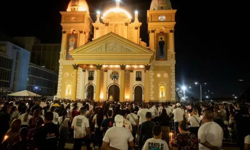 Feligreses de Maracaibo oran por víctimas del sismo en una vigilia en la Basílica de Chiquinquirá