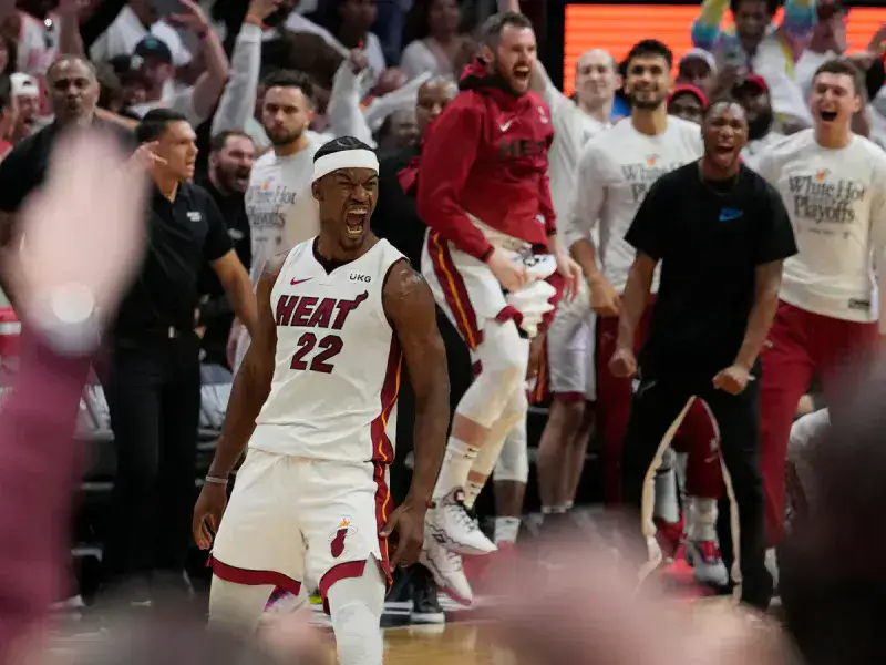 Miami vence a Bucks con 56 puntos de Jimmy Butler