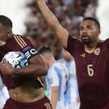 La Vinotinto rescató un empate bajo el agua ante Argentina