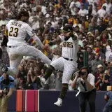 Padres ganan a Gigantes en México 