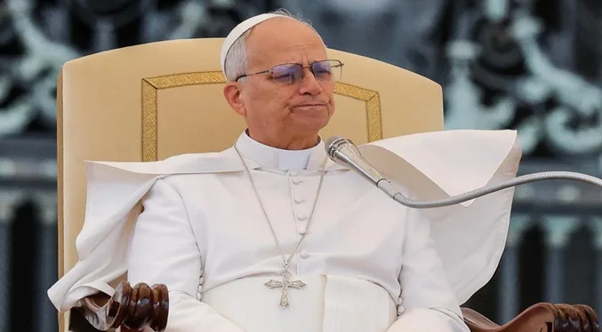 Papa León XIV urge al desarme nuclear en reunión con Emmanuel Macron