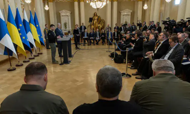 Zelenski y líderes nórdicos exhiben unidad en Helsinki ante invasión rusa