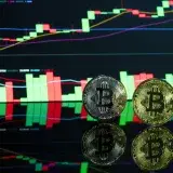 Monedas de Bitcoin frente a un gráfico de trading de criptomonedas que muestra las tendencias del mercado.