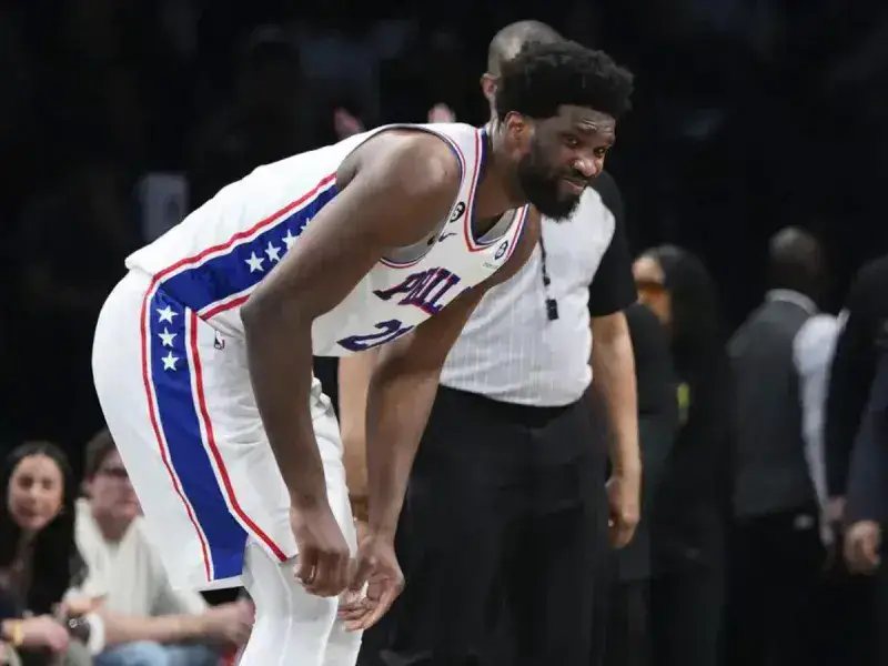 Embiid en duda para el comienzo de las semifinales