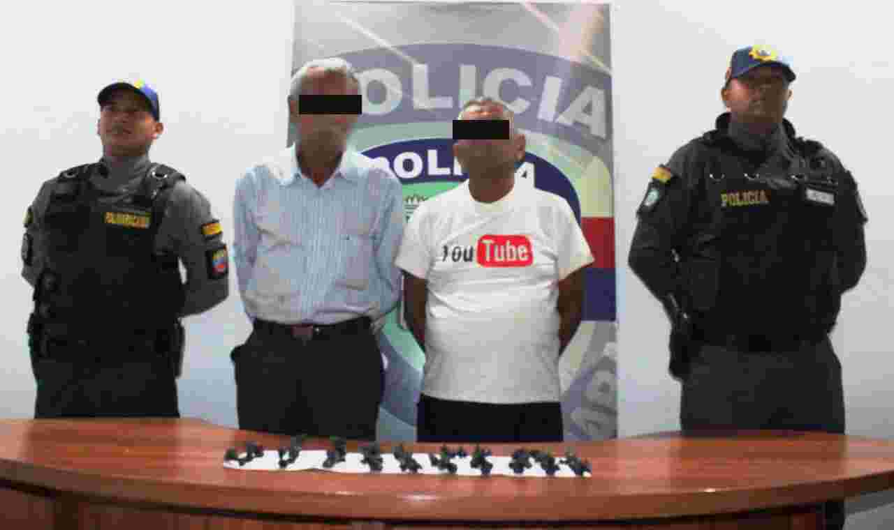 Detienen a dos septuagenarios por llevar envoltorios de droga