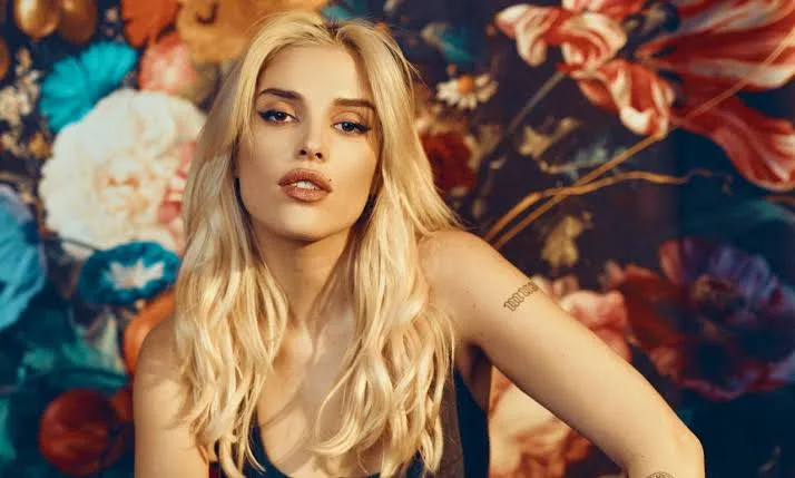 Elena Rose abre la gira 'Tropitour' de Karol G en EE. UU