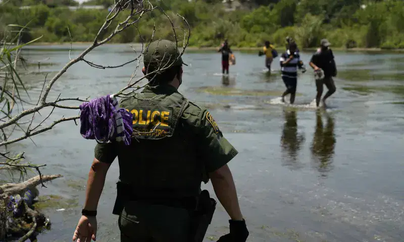 EE. UU. espera aumento en llegada de migrantes a su frontera en mayo