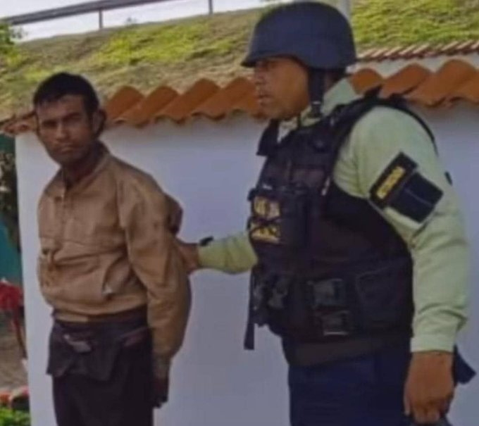 Arrestan a sujeto por caerle a machetazos a monumento de JGH