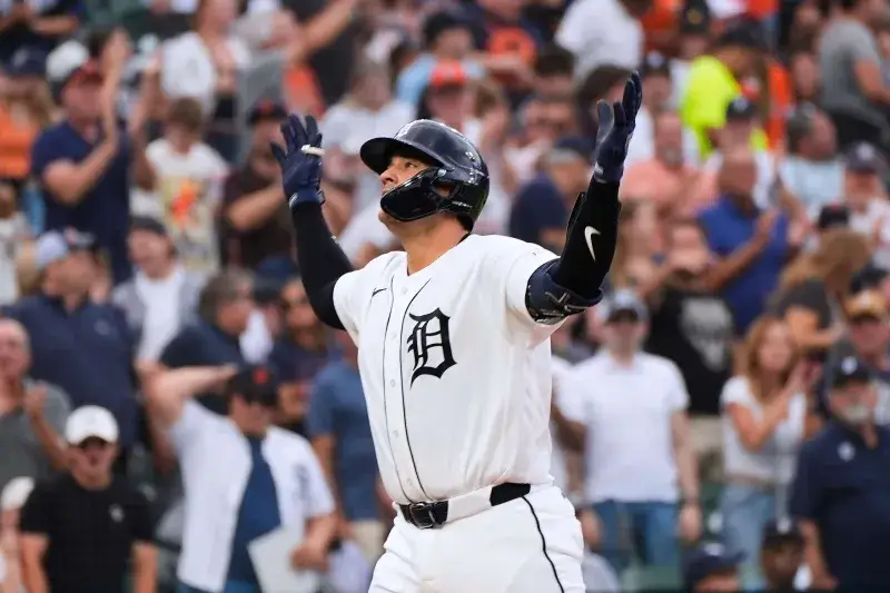 Valencia firma noche de 2 jonrones en paliza de Detroit