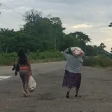 Familias de Mara y Guajira cruzan la frontera por bolsas de comida
