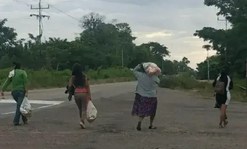 Familias de Mara y Guajira cruzan la frontera por bolsas de comida